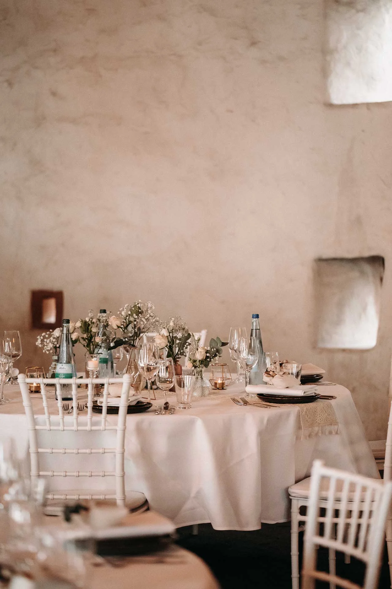 Eine elegant gedeckte Hochzeitstafel in einem historischen Raum