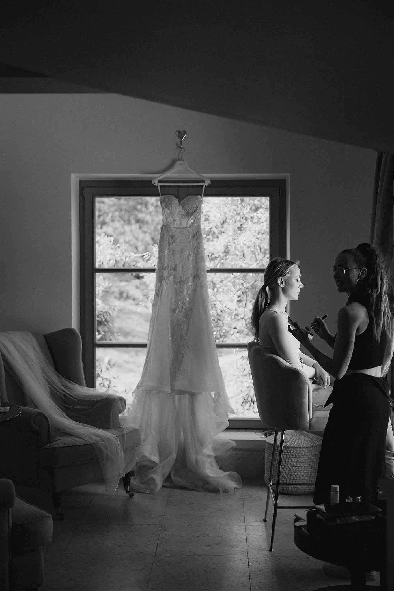 getting ready im Morrhof und Brautvorbereitung mit Kleid und Visagistin in Schwarz-Weiß