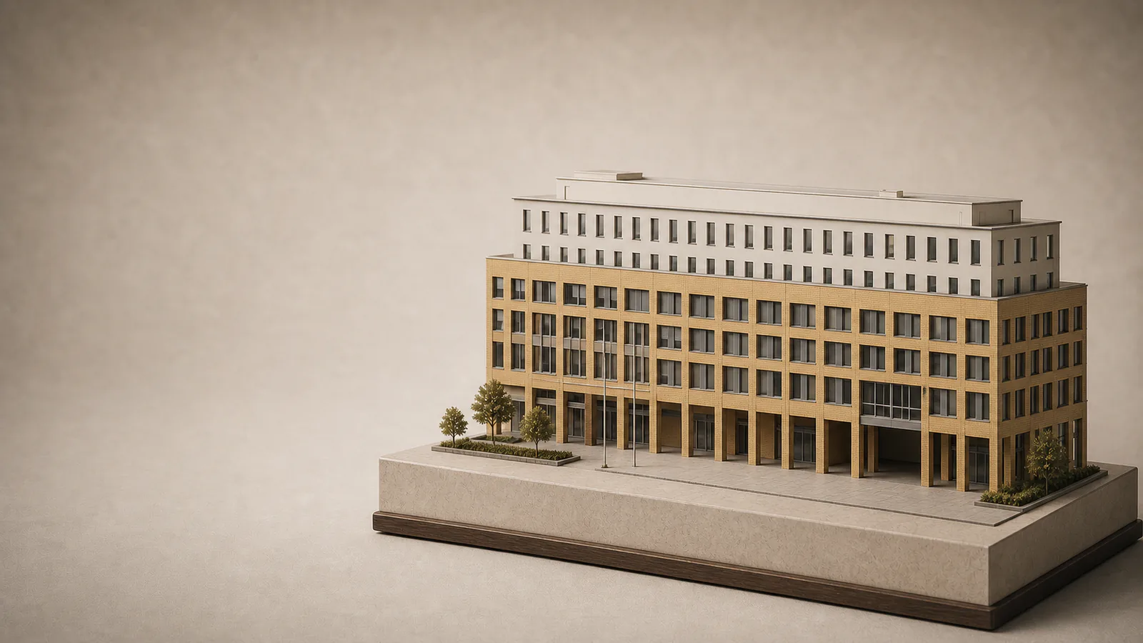 Rathaus Helle Mitte als Architekturmodell mit langer ockerfarbener Rasterfassade und zurückgesetzten Obergeschossen