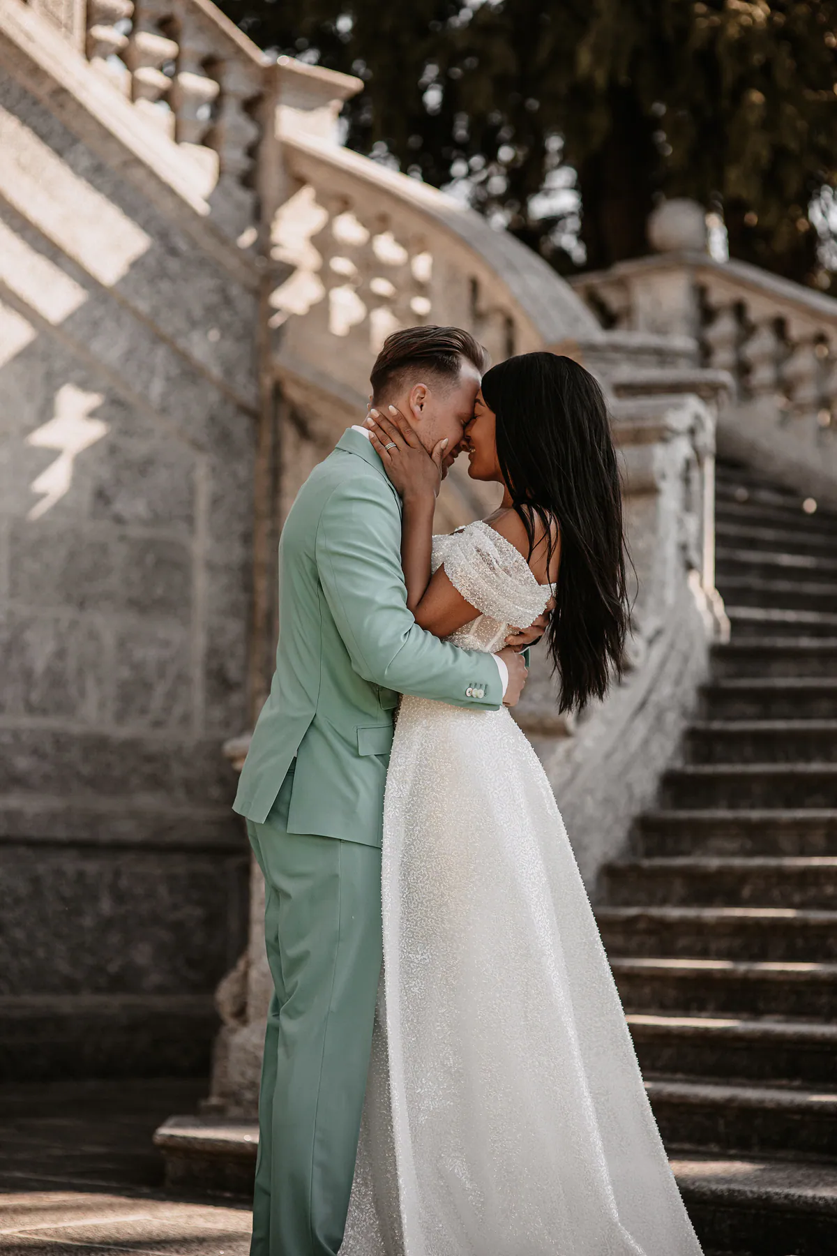 Ein Hochzeitspaar hält sich beim First Look lachend im Arm