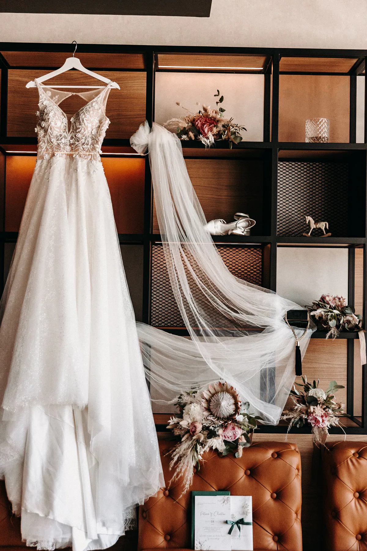 Brautkleid, Schleier und Brautstrauß sind für das Getting Ready arrangiert