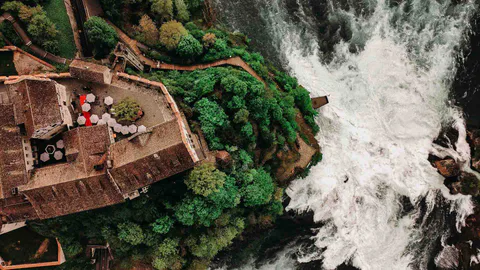 Luftaufnahme einer Terrasse neben stark strömendem Wasser