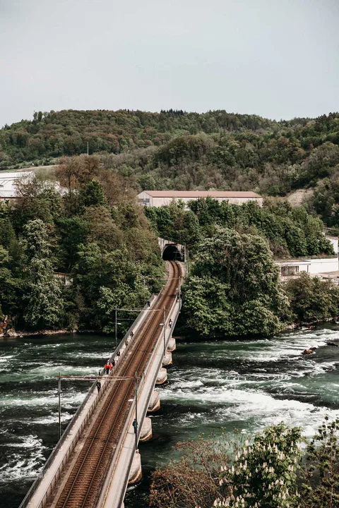 Aussichtssteg führt über das Wasser nahe kräftiger Stromschnellen