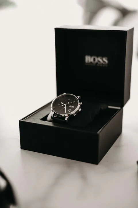 Armbanduhr liegt in einer schwarzen Präsentationsbox