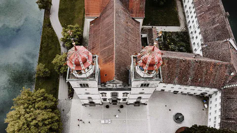 Luftaufnahme eines historischen Gebäudekomplexes mit roten Dächern
