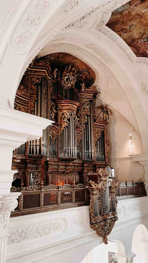 Reich verzierter Altar in einer Kirche